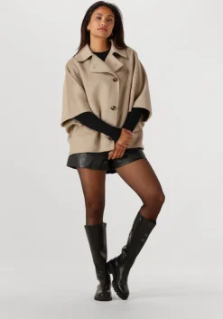 beige studio ar mantel avy