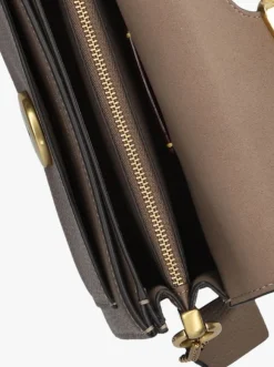 bruine coach schoudertas tabby 20