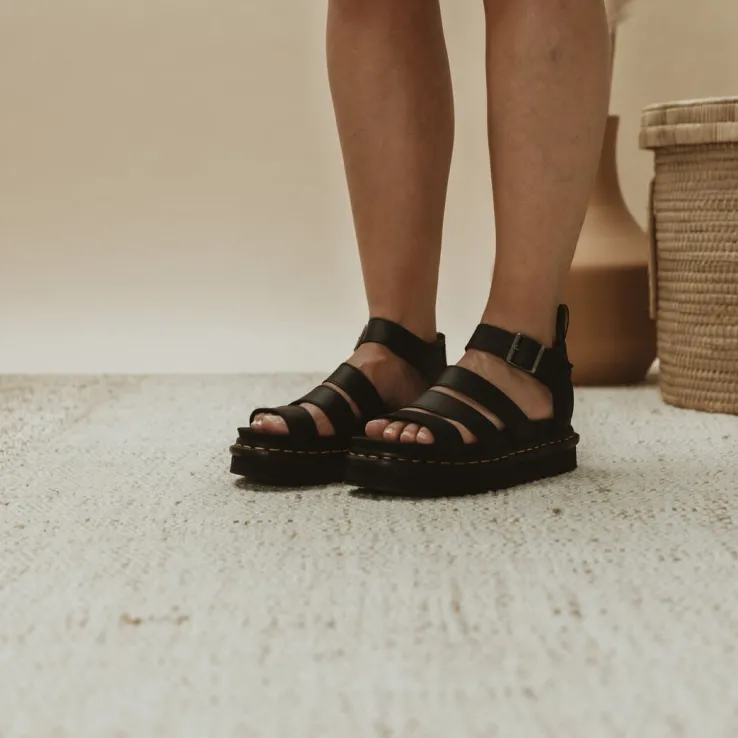 zwarte dr martens platte sandalen blaire brando