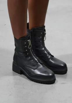 PIEDI NUDI e enkelboots segna 05.01><noscript><img width=